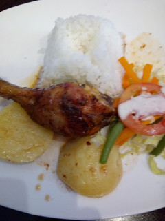 Una foto de Pollo al horno con ensalada