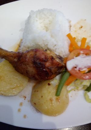 Una foto de Pollo al horno con ensalada