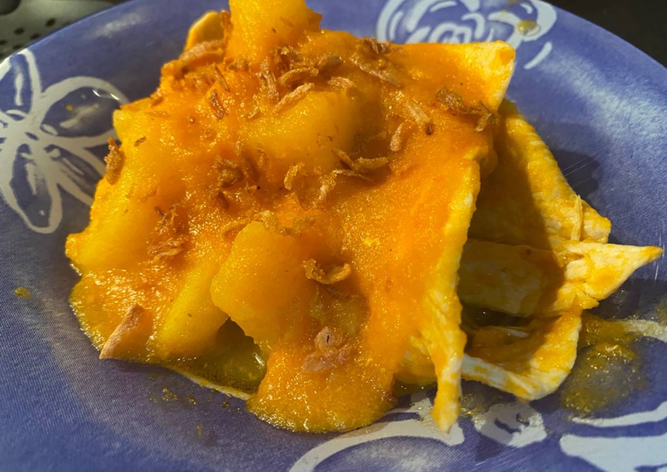 Filetes de pollo con patatas en salsa de zanahoria