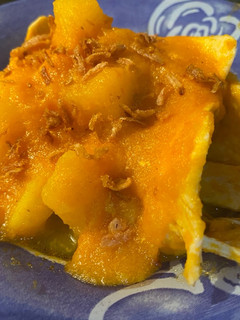 Una foto de Filetes de pollo con patatas en salsa de zanahoria