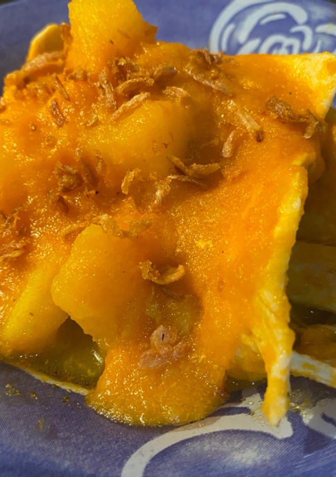 Una foto de Filetes de pollo con patatas en salsa de zanahoria