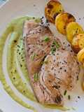 Atún rojo a la plancha con salsa de pimiento verde y patatitas