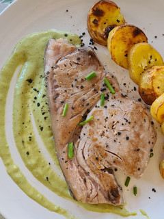 Una foto de Atún rojo a la plancha con salsa de pimiento verde y patatitas