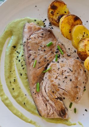 Una foto de Atún rojo a la plancha con salsa de pimiento verde y patatitas