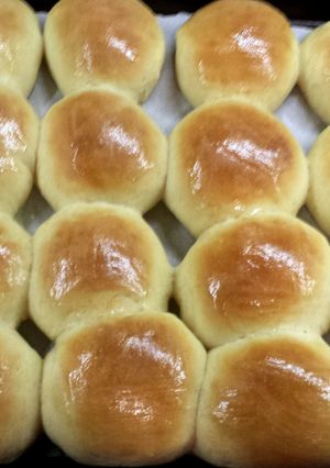 A picture of Parker House Rolls.