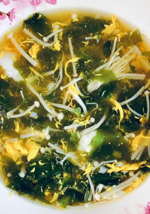 Hình của món Canh rong biển trứng gà, nấm kim châm.