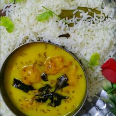 A picture of Kadhi chawal.