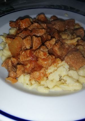 Sertéspörkölt nokedlival recept fotója