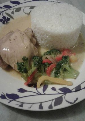 Una foto de Pollo con Brocoly y pimientos morrones
