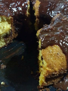 Una foto de Budín de mandarinas bañado en chocolate
