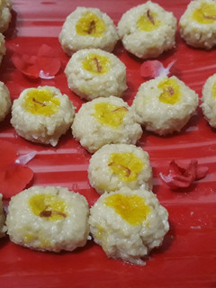 केशरिया मलाई पेड़ा (kesariya malai peda recipe in Hindi) रेसिपी मुख्य फोटो