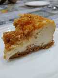Tarta de queso de nísperos y base de crumble de almendras
