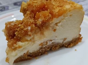 Foto principal de Tarta de queso de nísperos y base de crumble de almendras