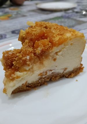 Una foto de Tarta de queso de nísperos y base de crumble de almendras