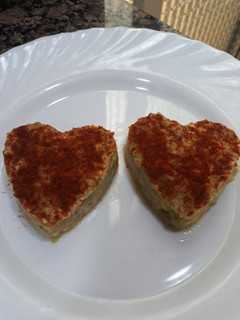 Una foto de Corazones de guacamole con pimentón picante