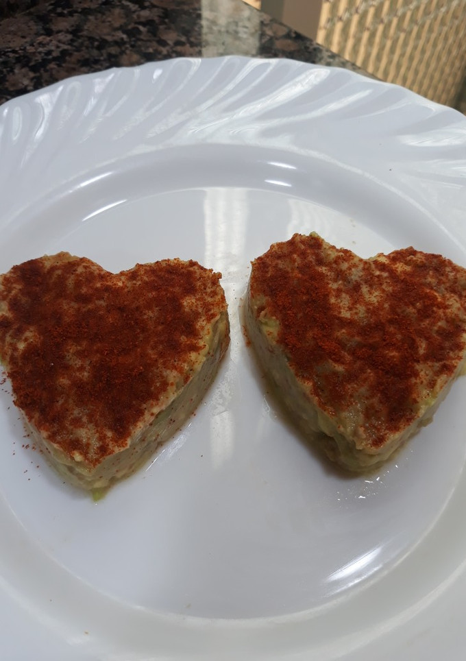 Una foto de Corazones de guacamole con pimentón picante