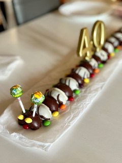 Una foto de Tarta Ciempiés de donetes