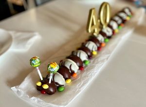 Foto principal de Tarta Ciempiés de donetes