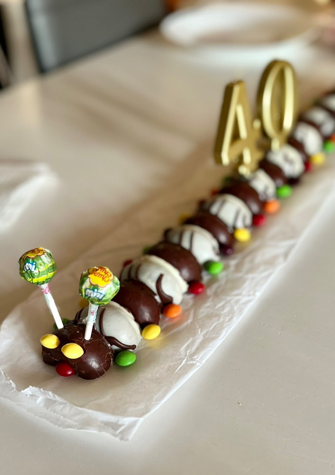 Una foto de Tarta Ciempiés de donetes