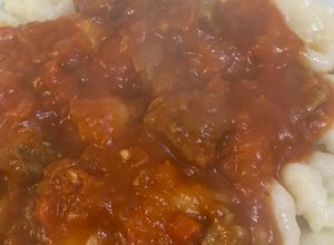 Una foto de Tuquito de carne cortada a cuchillo