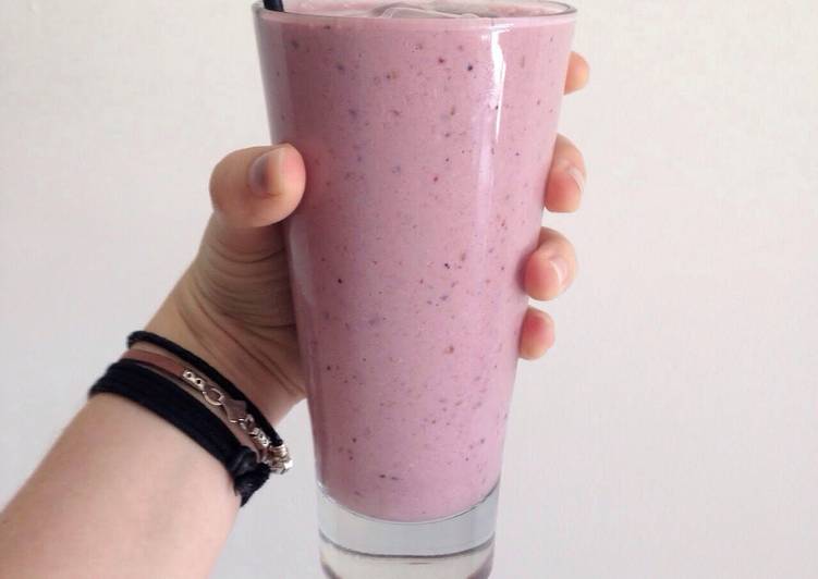 Easiest Way to Prepare Quick Banana, Berry and Oats Smoothie!