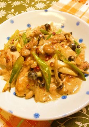 A picture of Chicken and Japanese Leek in Soy Sauce & Butter Milk Sauté.