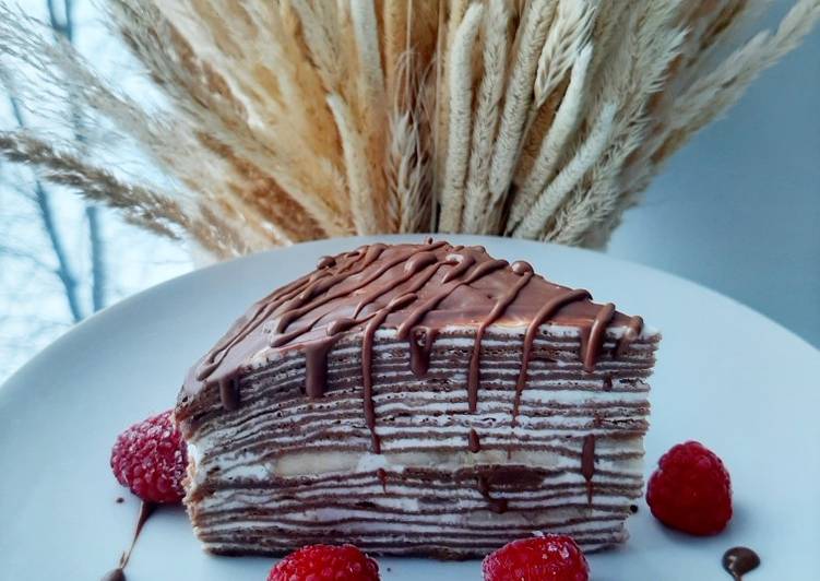 Шоколадный блинный торт с вишней и сметанным кремом в домашних условиях: рецепт - Лайфхакер