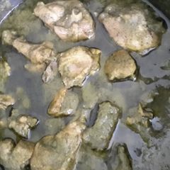 A picture of Chicken in Green masala..