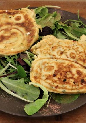 Une photo de Pancakes salés feta-tomates séchées