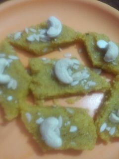 सूजी की बर्फी (Suji ki barfi recipe Hindi) रेसिपी मुख्य फोटो