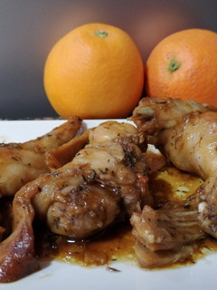 Una foto de Conejo en salsa de naranja y tomillo