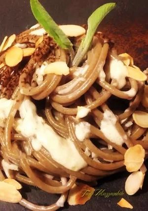 Foto di Bigoli al radicchio, con crema di gorgonzola, polvere di liquirizia e lamelle di mandorle tostate