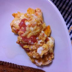 A picture of Microwaved Scrambled Eggs with Tomato.