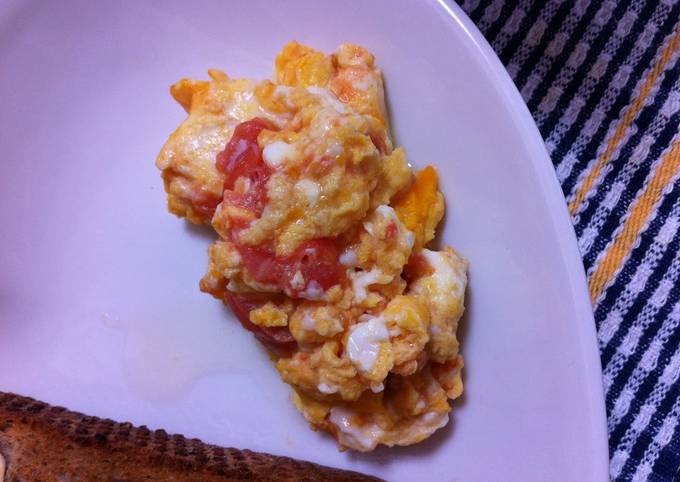 Microwaved Scrambled Eggs with Tomato