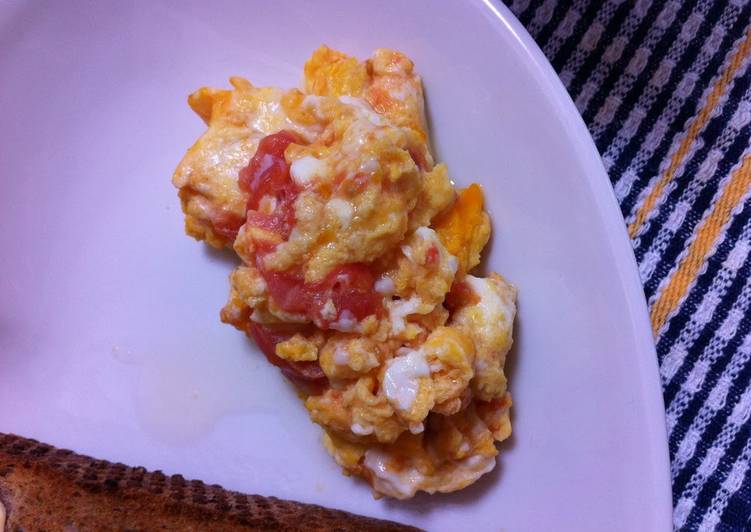 Easiest Way to Make Any-night-of-the-week Microwaved Scrambled Eggs with Tomato