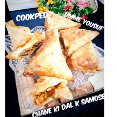 A picture of Chane ki dal k samose.