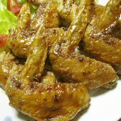 A picture of Rich Garlic Flavor Fried Chicken Wings in Sweet-Savory Sauce.