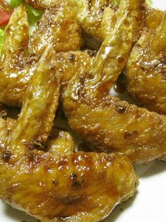 A picture of Rich Garlic Flavor Fried Chicken Wings in Sweet-Savory Sauce.