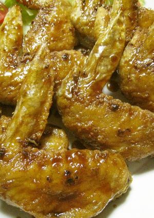 A picture of Rich Garlic Flavor Fried Chicken Wings in Sweet-Savory Sauce.