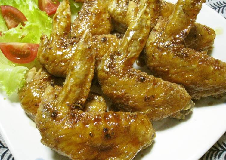 Steps to Make Super Quick Homemade Rich Garlic Flavor Fried Chicken Wings in Sweet-Savory Sauce