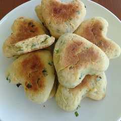 Scone daun kucai & keju cheddar রেসিপির প্রধান ছবি