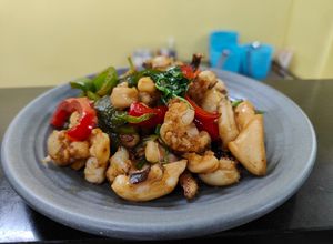 Hình của món Râu mực xào lá quế.