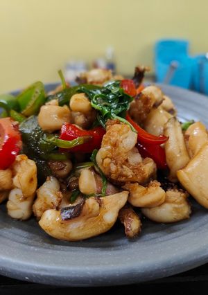 Hình của món Râu mực xào lá quế.