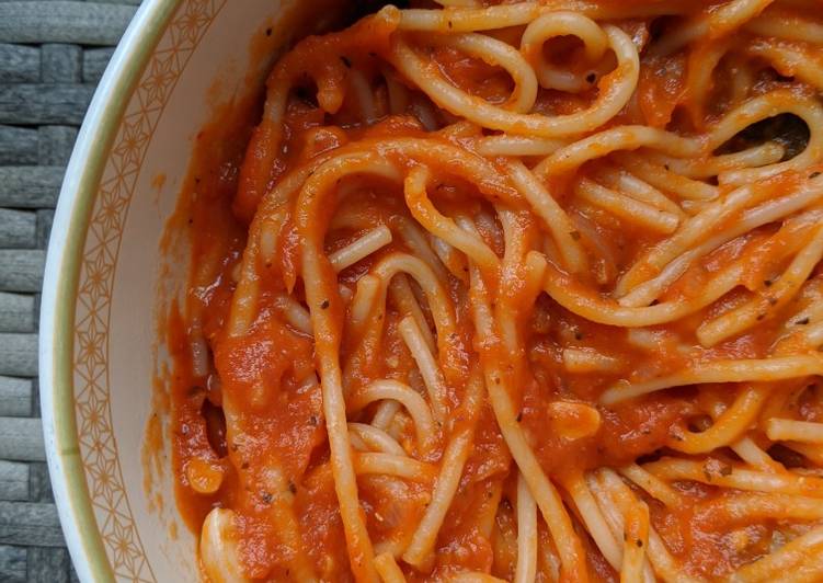 Spaghetti pasta in red sauce