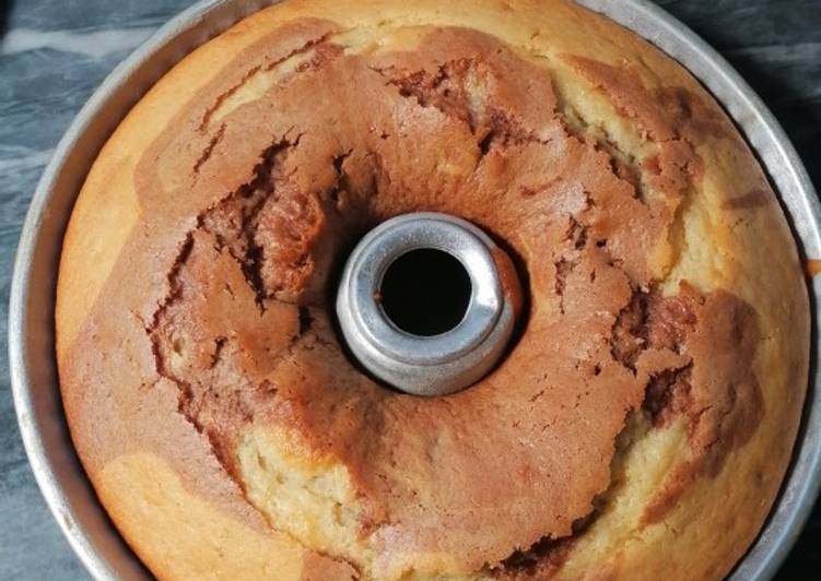 Ciambellone bicolor con ovetti di cioccolato