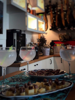 Una foto de GT con ginebra casera doble destilada