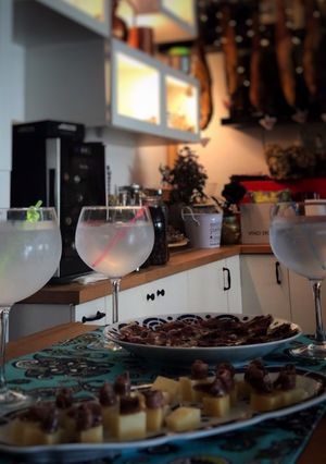 Una foto de GT con ginebra casera doble destilada