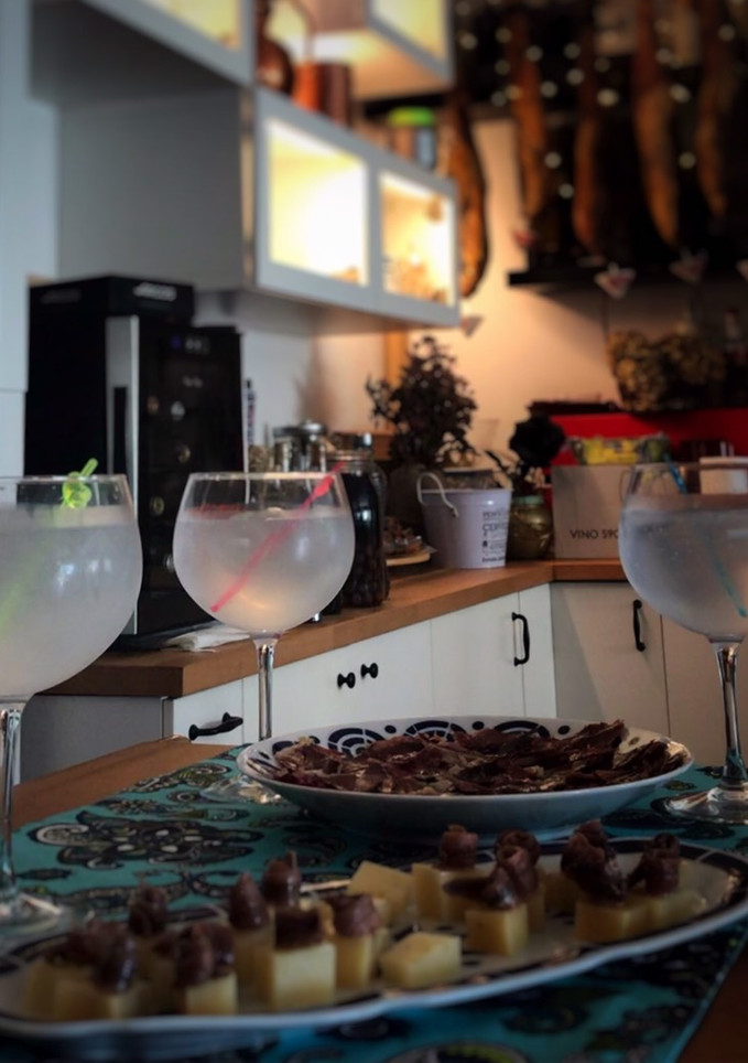 Una foto de GT con ginebra casera doble destilada