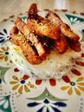 Timbal de lomo caramelizado sobre noodles glass