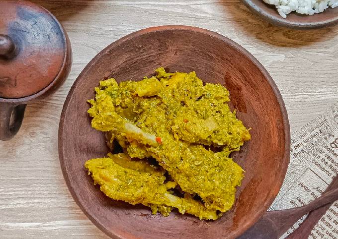 Sepiring Nasu Palekko khas Bugis dengan potongan bebek berbumbu pedas, disajikan dengan nasi putih hangat dan lalapan segar